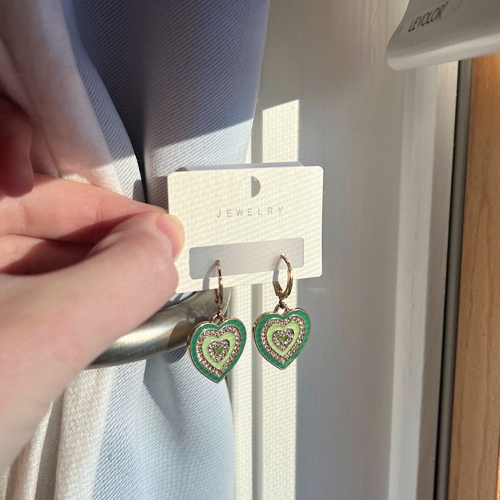NWOT FOREVER 21 Green Heart Dangle Earrings 💚